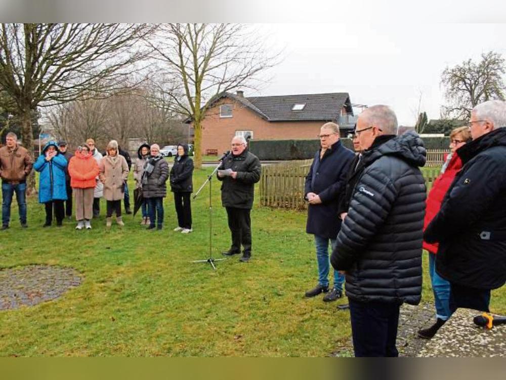 Zum Holocaust-Gedenktag kamen die Einwohner Oestereidens jetzt an der Gedenktafel des jüdischen Friedhofs zusammen. Georg Eickhoff (M.) hielt eine bewegende Rede. Foto: Biermann