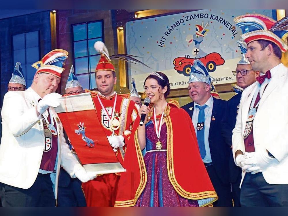 Auf der Prunk- und Galasitzung der Karnevalsgesellschaft Rüthen war die Proklamation von Michael und Steffi Mertens ein Höhepunkt unter den Auftritten. Fotos: Marcus Kloer