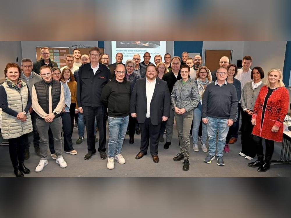 Auf Einladung des Kreises Soest haben Vertreter aller 14 Kommunen an einem Seminar auf Haus Düsse zum Thema Krisenmanagement teilgenommen. Die Leitung hatte Ansgar Stening, Leiter der Berufsfeuerwehr Gelsenkirchen (vorne, 4. v. l.). Foto: Susanne Schulte-Nölle/ Kreis Soest