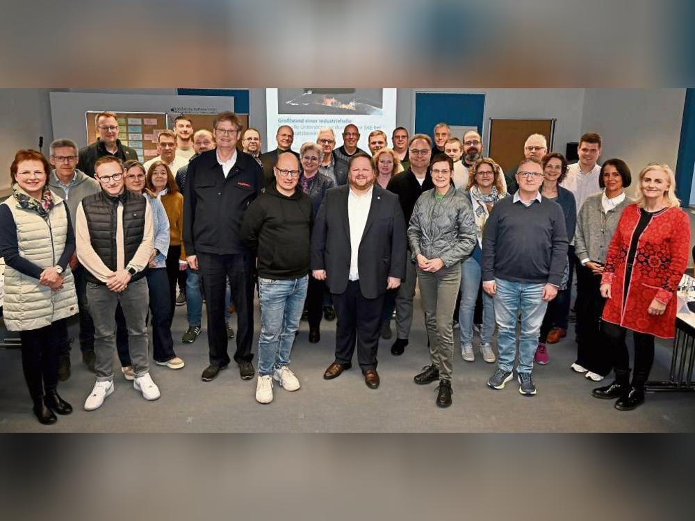 Auf Einladung des Kreises Soest haben Vertreter aller 14 Kommunen an einem Seminar auf Haus Düsse zum Thema Krisenmanagement teilgenommen. Die Leitung hatte Ansgar Stening, Leiter der Berufsfeuerwehr Gelsenkirchen (vorne, 4. v. l.). Foto: Susanne Schulte-Nölle/ Kreis Soest