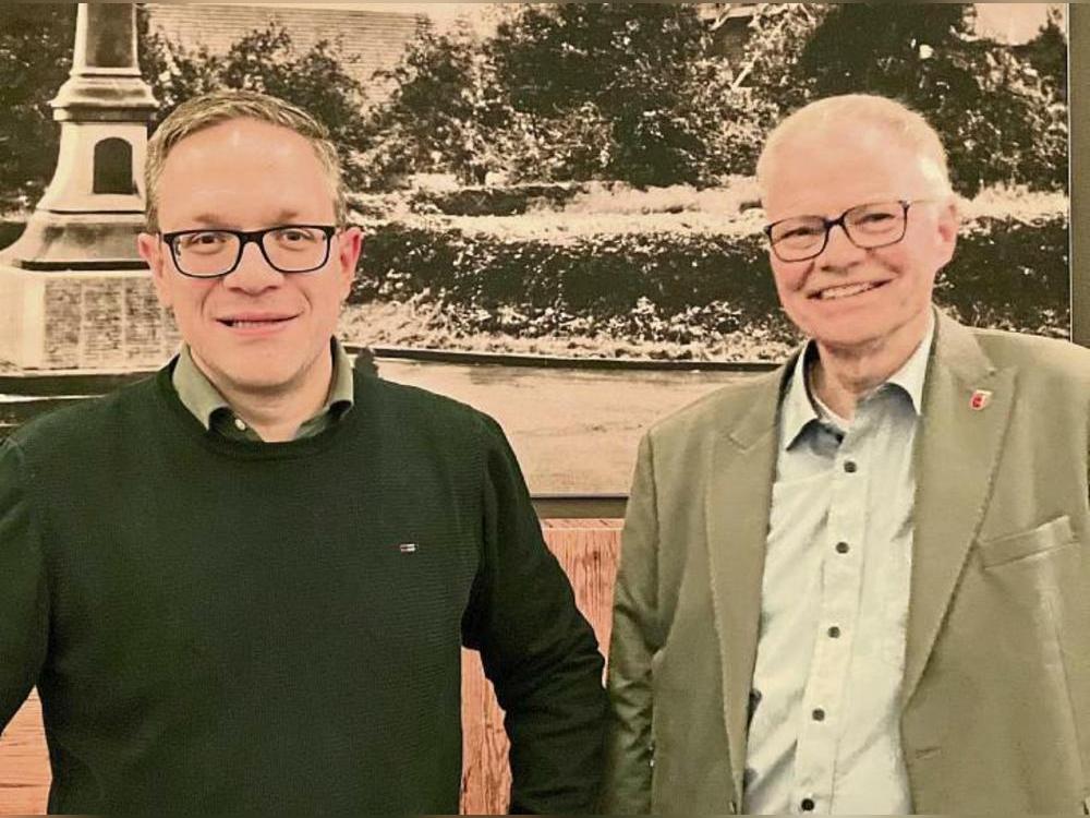 Bürgermeister Hendrik Henneböhl (l.) und Ortsvorsteher Martin Jöring beantworten Fragen der Einwohner und setzen diese auf den neuesten Stand. Foto: Wibke Bußmann