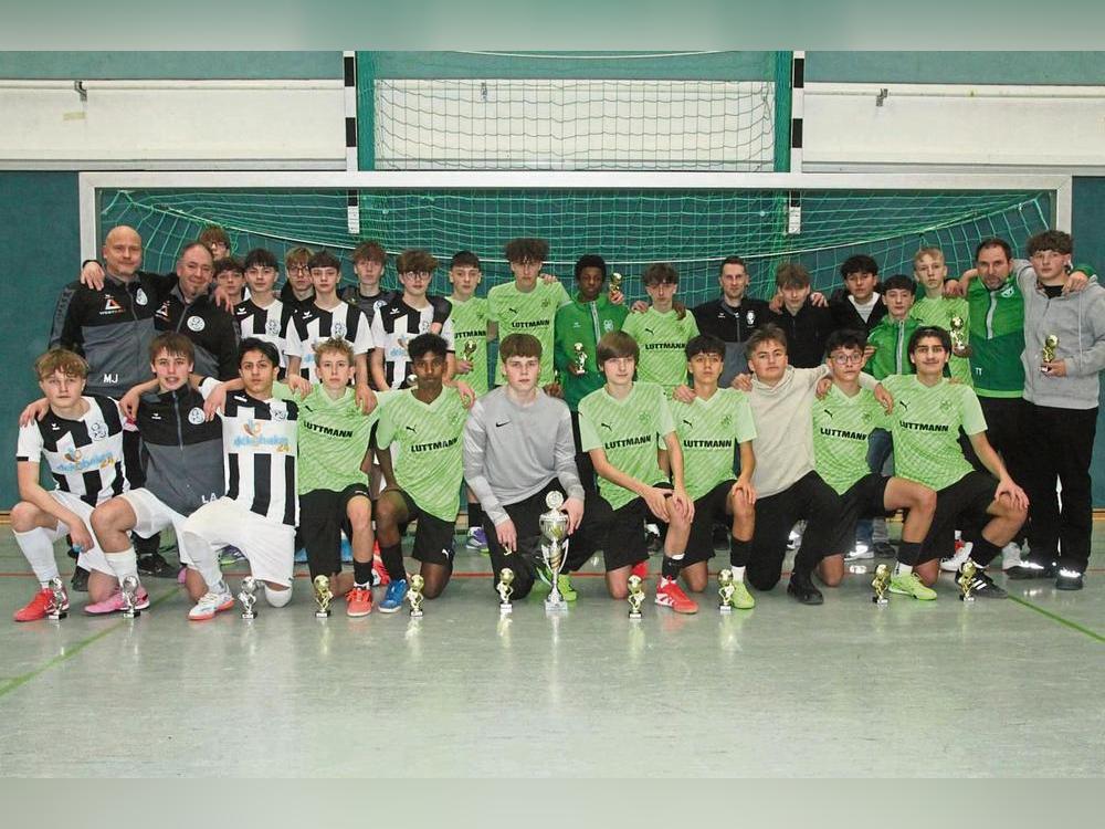 Neuer Hallenkreismeister bei den C-Junioren ist der SuS Cappel (in Grün), der die JSG Suttrop (in Weiß) im Endspiel knapp mit 6:5 nach Neunmeterschießen besiegte. Fotos: Hans Dannhausen