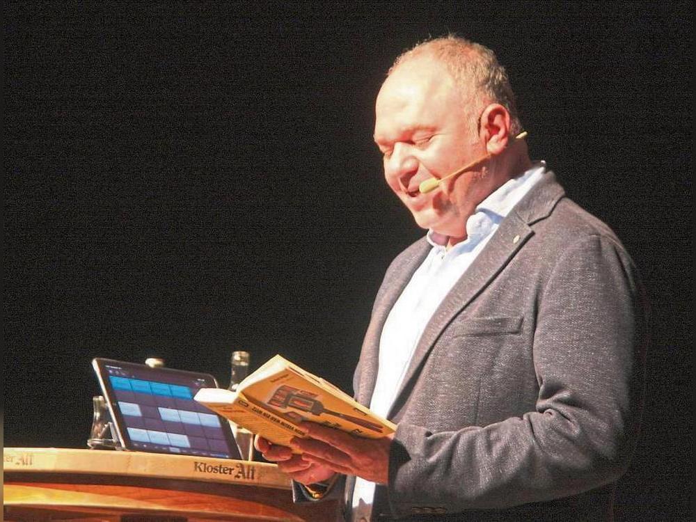 Immer wieder liest der Komiker aus seinem Tagebuch, in dem er seine ersten Erlebnisse in Deutschland ausgesprochen amüsant beschreibt. Foto: Wissing