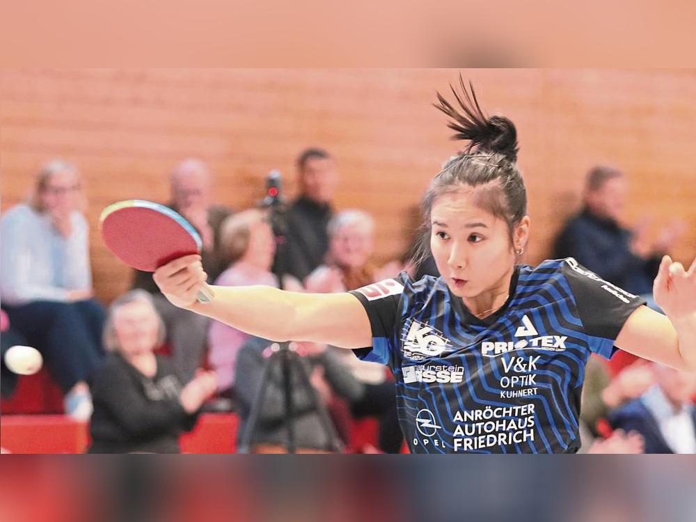 Stark im Doppel, in den Einzeln chancenlos: Loan Le gewann an der Seite von Lukrecija Juchnaite mit 3:1, alle anderen Partien endeten 3:0 oder 0:3. Am Ende entführte der TTK Anröchte beim Tabellenführer MTV Engelbostel-Schulenburg beim 5:5 einen Punkt. Foto: Frank LÜtkehaus