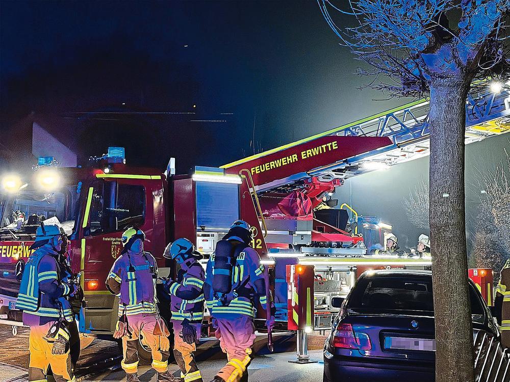Mit der Drehleiter retteten die Einsatzkräfte Vater und Sohn vom Balkon der brennenden Wohnung. Foto: Ulrike Dietz