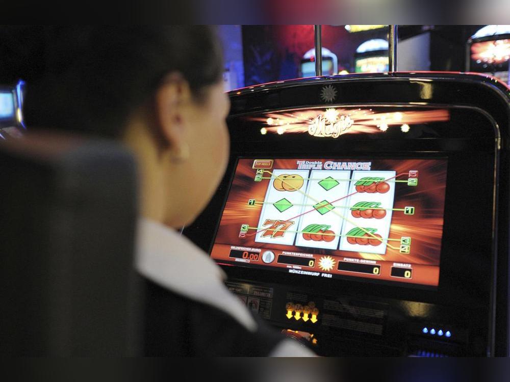 In einer Spielothek trafen die Beamten zudem auf eine gesuchte Person. Der Grund: ein offener Haftbefehl. Foto: dpa