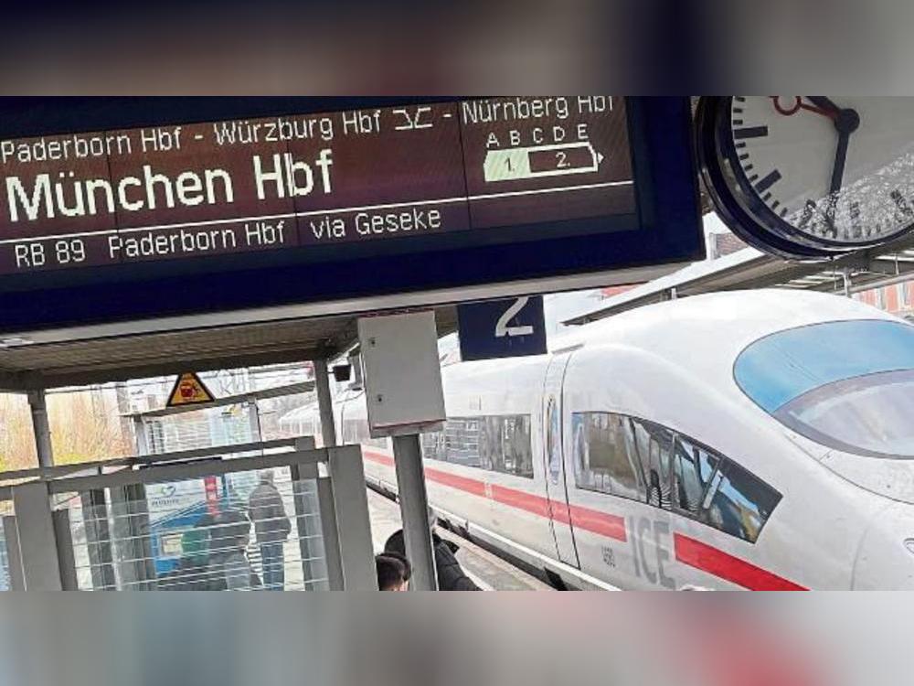 NRW-Bahnchef Dr. Jens Gräfer nimmt die Petition für den Erhalt der ICE-Verbindung nach München entgegen. Archivfoto: Friedrich