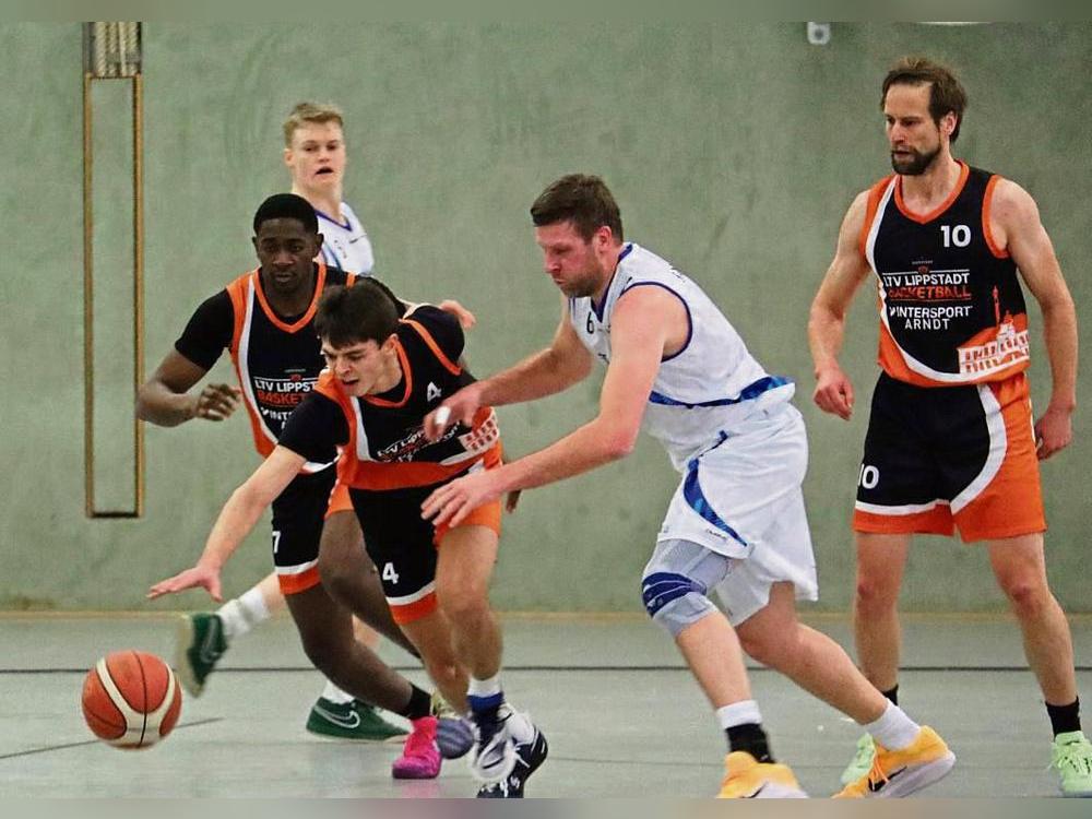 Beim Serienmeister Salzkotten II blieben die Basketballer des LTV Lippstadt (in Schwarz) lange auf Schlagdistanz. Die 64:75-Niederlage konnten sie aber nicht verhindern. Foto: Uwe Feichtinger