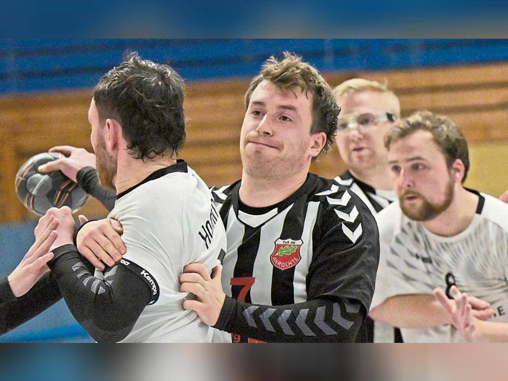 Zugepackt und die Punkte mitgenommen: Die TuS-Handballer (in Schwarz-Weiß) hatten Ball und Gegner im Topspiel jederzeit im Griff. Am Ende stand ein deutlicher 30:22-Erfolg gegen den Hammer SC II zu Buche. Foto: Julia Marx