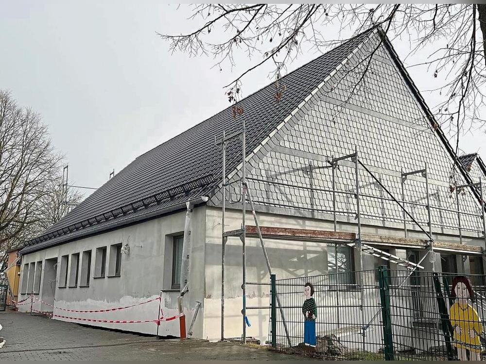 Das Bestandsgebäude des Kallenhardter Kindergartens soll im Frühjahr einen neuen Anstrich bekommen. Derzeit sind die Temperaturen noch zu unbeständig und kalt. Foto: Anja Bsdurek