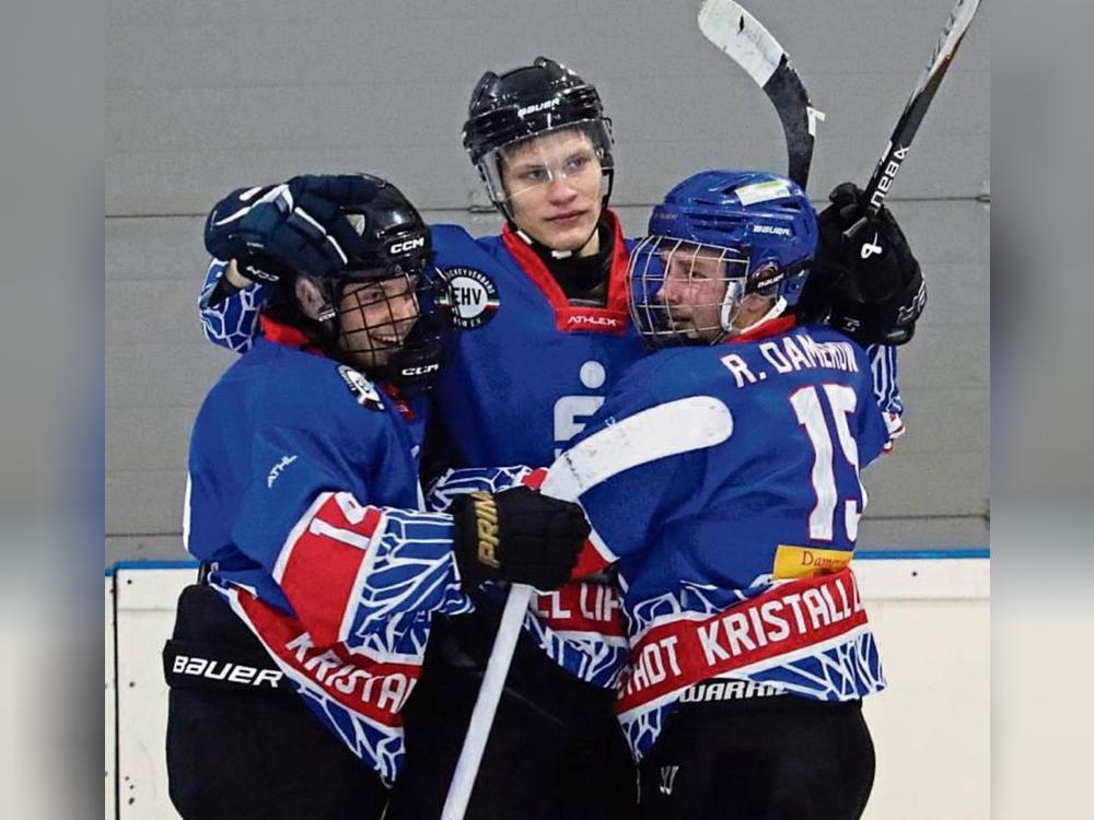 Zu früh gefreut! Trotz dreier Treffer von Danil Pichuhin (M.) musste sich Kristall Lippstadt im Heimspiel dem Team aus Bergisch Gladbach mit 4:6 geschlagen geben. Foto: Uwe Feichtinger