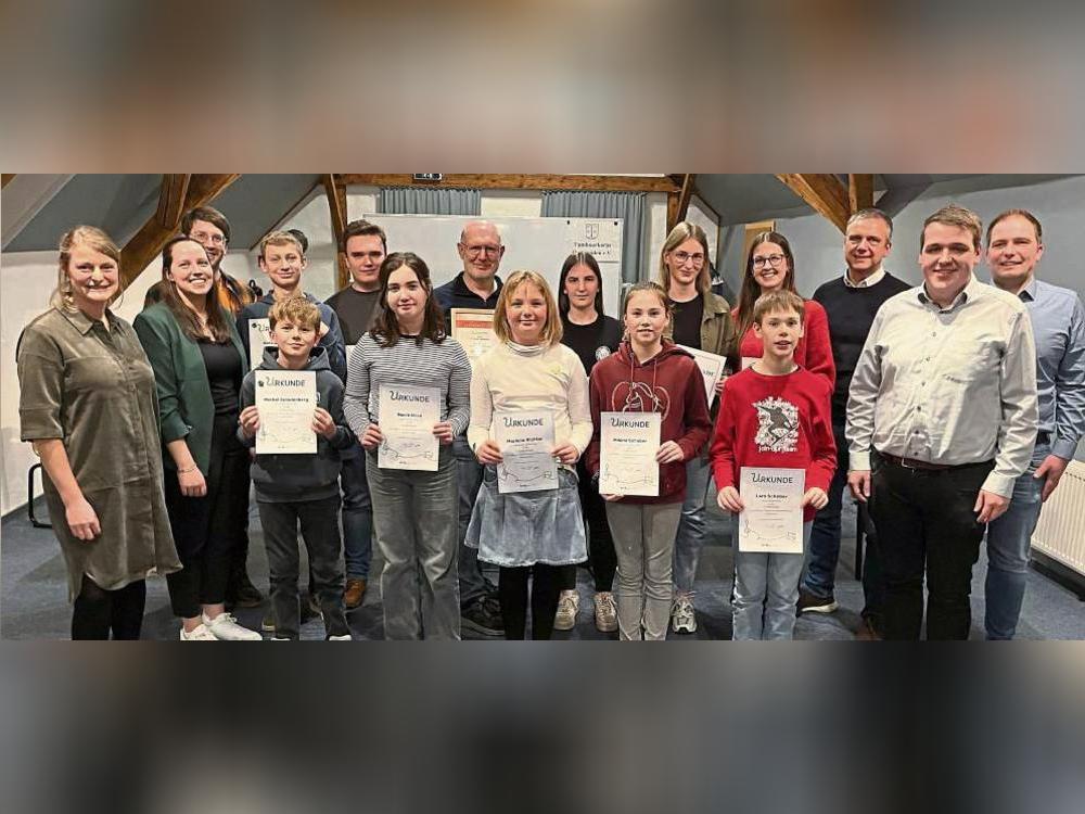Für bestandene Prüfungen und langjährige aktive Mitgliedschaften ehrte das Tambourkorps Oestereiden zahlreiche Musiker.