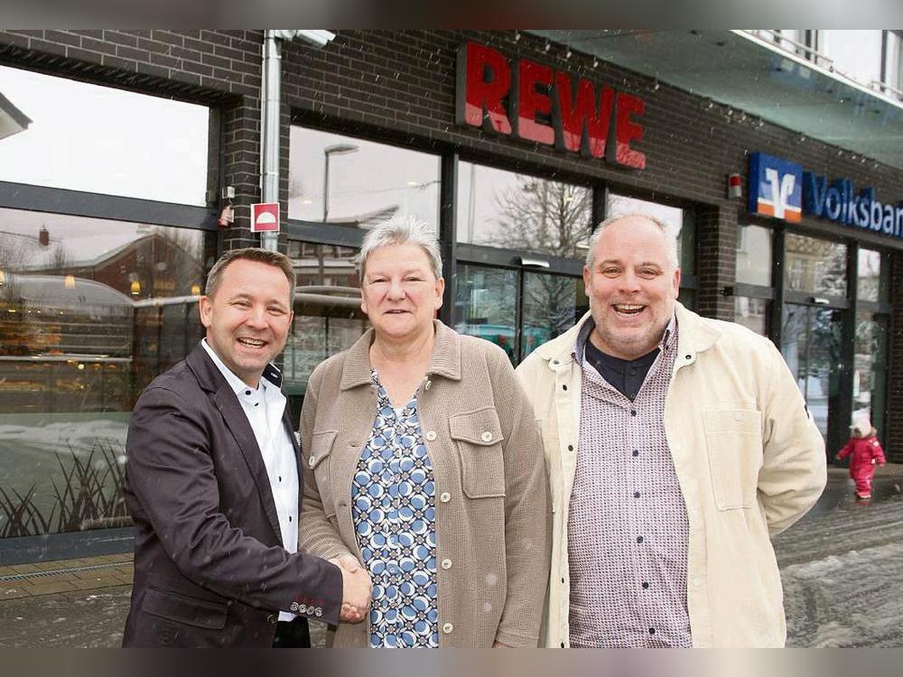 Den Rewe-Markt in Bad Westernkotten führt Nico Heiderich (l.) in die Zukunft. Er übernimmt ab Mai das Geschäft, das Sylke Jungen und Martin Sackers eröffnet hatten. Die beiden konzentrieren sich künftig auf einen größeren Markt in Hamm. Foto: Axel Schwade