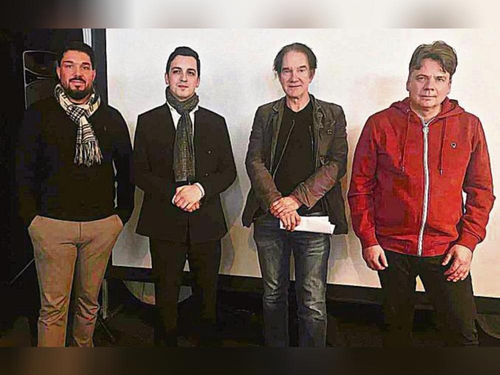 Kevin Maier und Giano Weiß (v.l.) vom Verein Deutscher Sinti Paderborn mit den Referenten Christoph Motog und Christian Frankenfeld. Foto: Dierk Hartleb