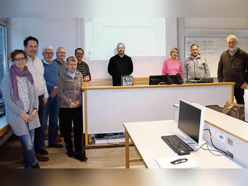 Thomas Kraft (M.) erklärt den Teilnehmern die Anwendung von KI im Alltag und wo sie an ihre Grenzen stoßen kann. Foto: Soraya Dietz