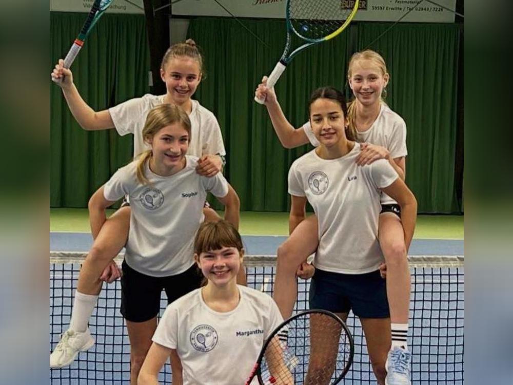 Eine bärenstarke Saison in der Westfalenliga spielten die U15-Juniorinnen des TV Erwitte mit Margaretha Rutkowski (vorne) Sophie Stiens, Lara Cernea (Mitte v.l.) Sophia Burrattini und Charlotte Gellhaus (h.v.l.). Es fehlt Sara Tepeneu.