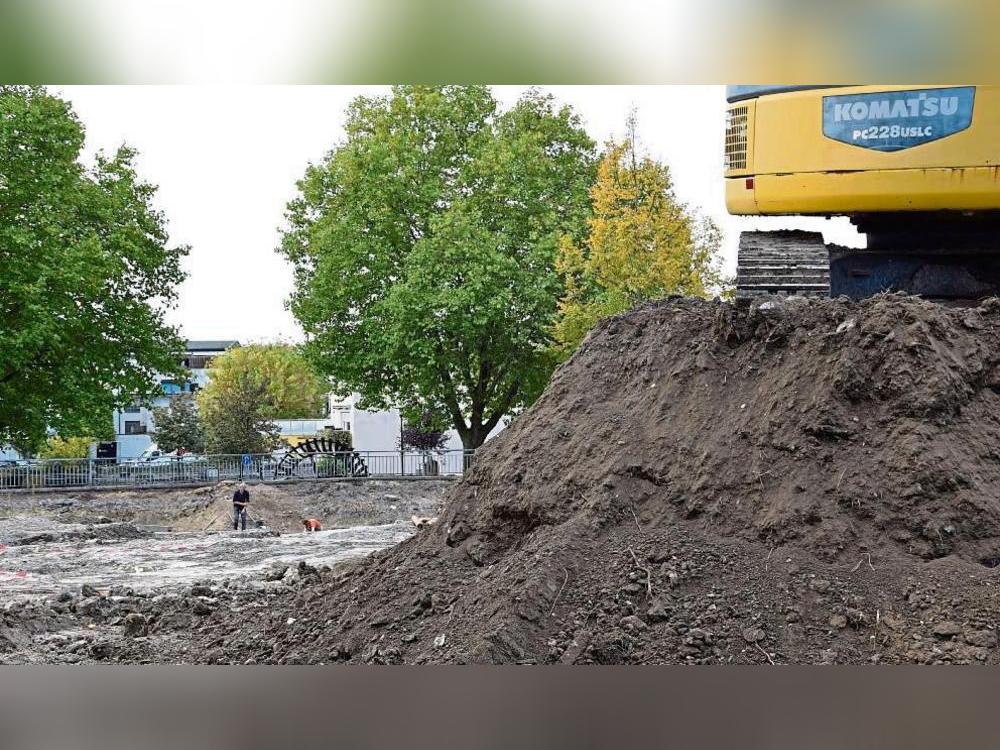 Bislang sind die Bagger am Platz für den Neubau des Rathauses nur gerollt, um den Archäologen den Boden zu ebnen – 2028 muss das Projekt aber fertig sein. Archivfoto: Daniel Kossack
