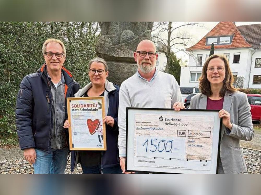 Auch ans Frauenhaus wurde gespendet, v.l. Walter Risse (zweiter Vize-Vorsitzender Personalrat), Vize Kerstin Stein und Vorsitzender Christopher Heinke mit Maike Schöne, Leitung des Frauenhauses Soest.