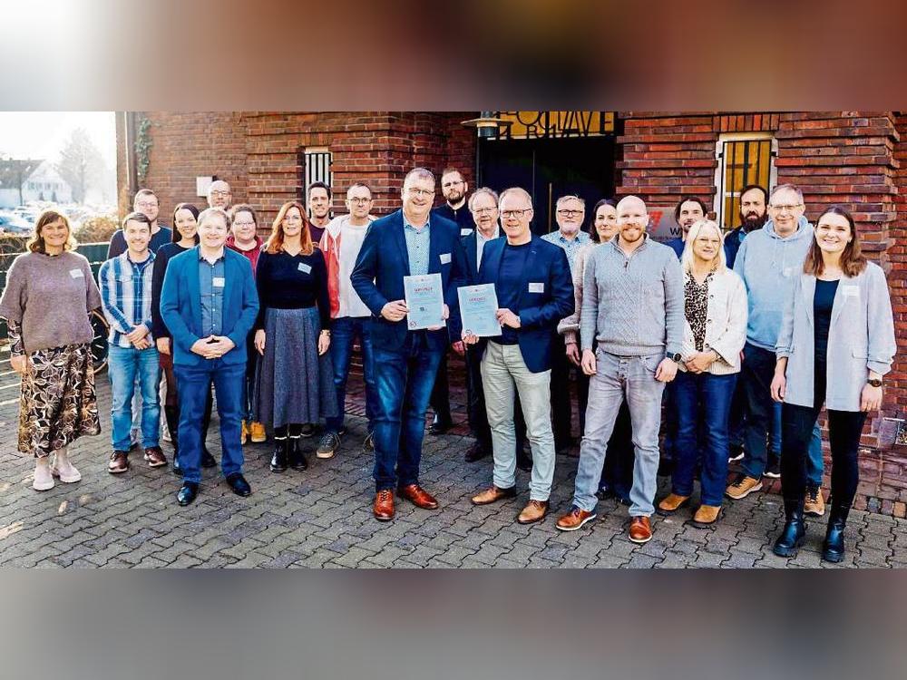 Das Mint-Schulnetzwerk im Kreis Soest hat zwei neue Partner gewonnen: Hubertus Gosmann, Schulleiter des Hubertus-Schwartz-Berufskollegs Soest (vorne l.), und Heinfried Lichte, Schulleiter des Friedrich-Spee-Gymnasiums Rüthen (vorne, 2. v. l.), nahmen im Beisein von Partnerinnen und Partnern des Netzwerks die Urkunden von wfg-Geschäftsführer Markus Helms (vorne, 3. v. l.) entgegen. Foto: Nina Vester/ wfg