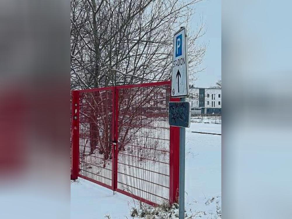 Soll vom geplanten Ärztehaus mitbenutzt werden: der Parkplatz des SV. Foto: Carolin Cegelski