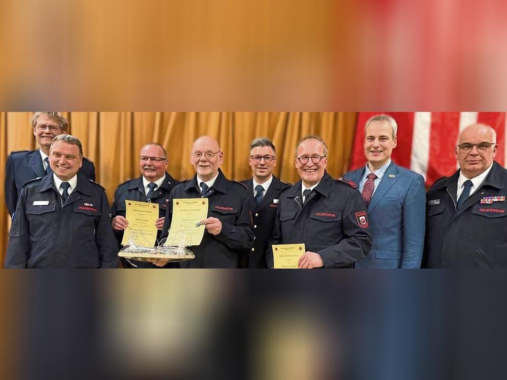 Nach Beendigung des aktiven Dienstes wurden Andreas Romstadt (Einheit Bökenförde/3.v.l.), Dieter Dreier (Einheit Kernstadt/ 4.v.l.) und Wilhelm Schulte-Remmert (Einheit Dedinghausen/3.v.r.) in die Ehrenabteilung übernommen.