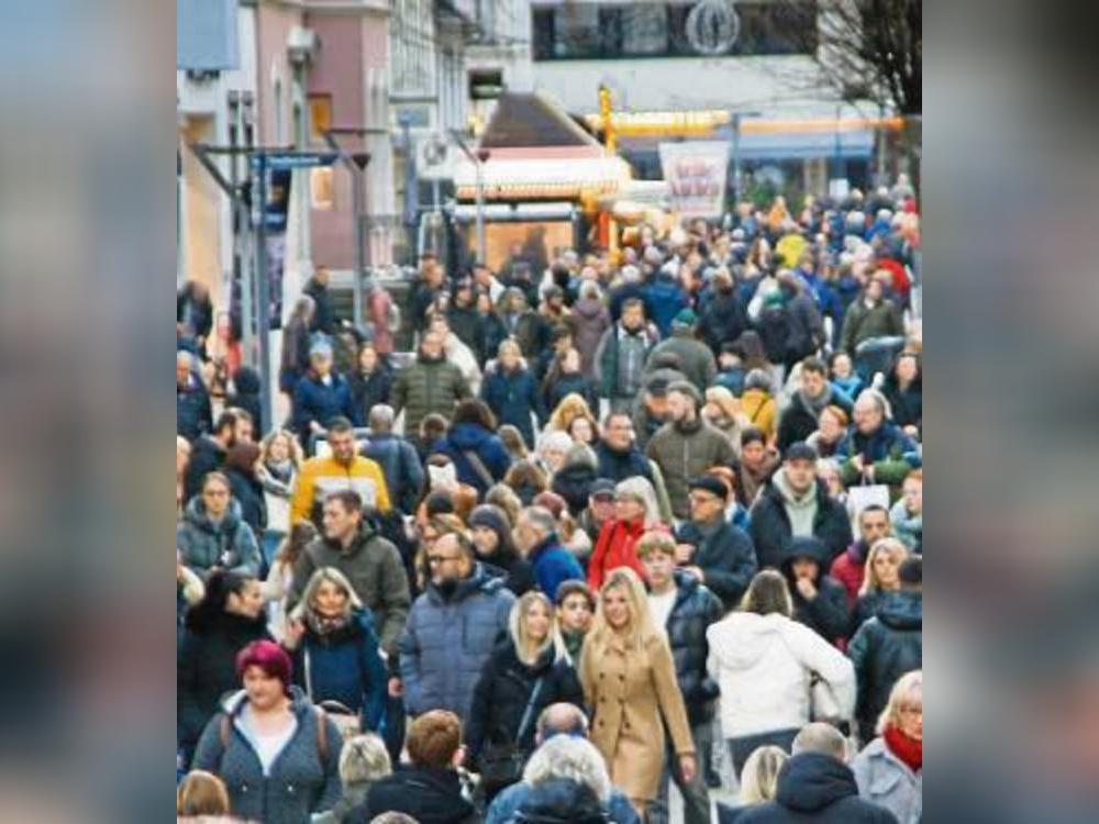 Der verkaufsoffene Sonntag im Advent lockte Massen nach Lippstadt. Foto: Helga Wissing