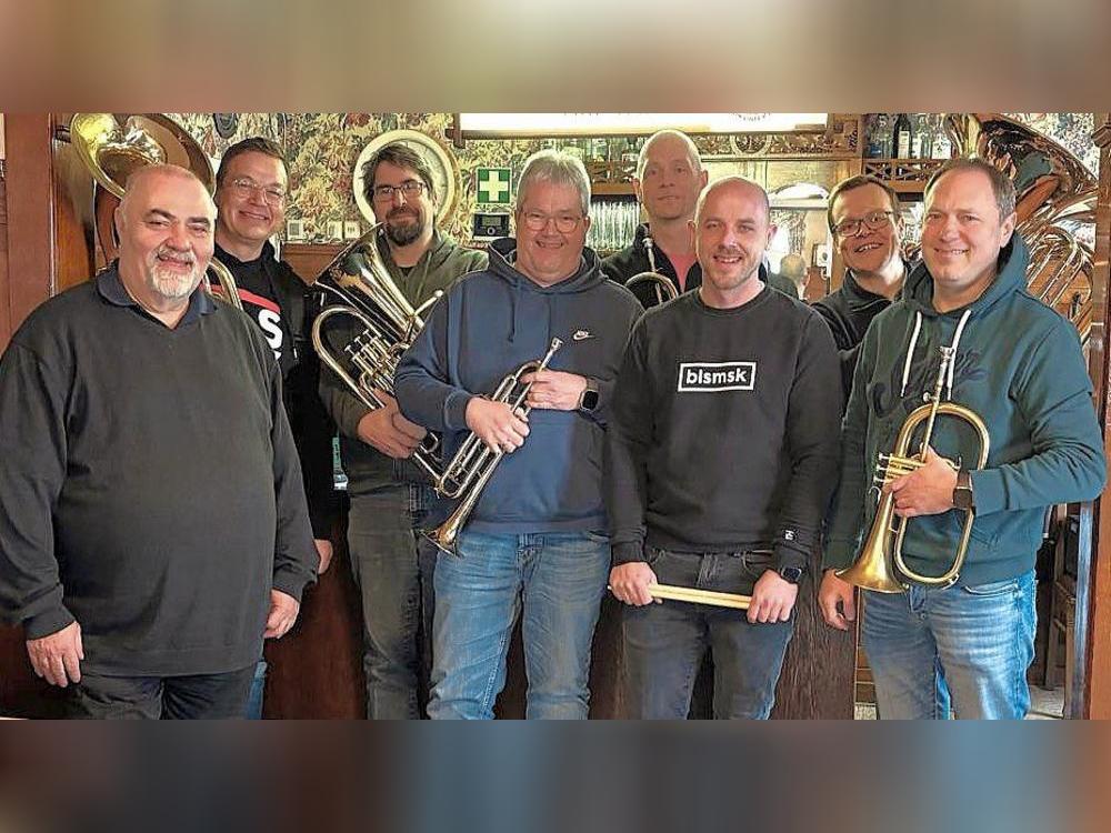 Profimusiker und Mitglied der Egerländer Musikanten Franz Tröster (l.) hat der Anröchter Band „Pffft - Spaß am Blasen“ beim ProbenwochenendeTipps und Tricks vermittelt. Foto: Georg Giannakis