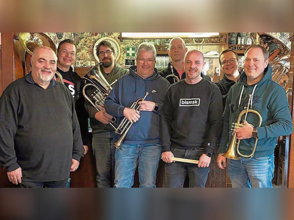 Profimusiker und Mitglied der Egerländer Musikanten Franz Tröster (l.) hat der Anröchter Band „Pffft - Spaß am Blasen“ beim ProbenwochenendeTipps und Tricks vermittelt. Foto: Georg Giannakis