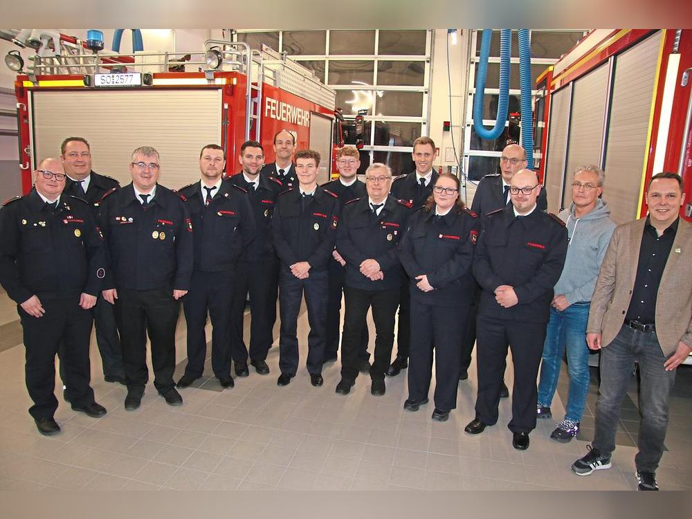 Gratulationen und Dank sprachen unter anderem Wehrleiter Rafael Schmidt (2.v.l.) und Gruppenführer Philipp Tillmann (l.) für die beförderten und geehrten Kameraden aus.