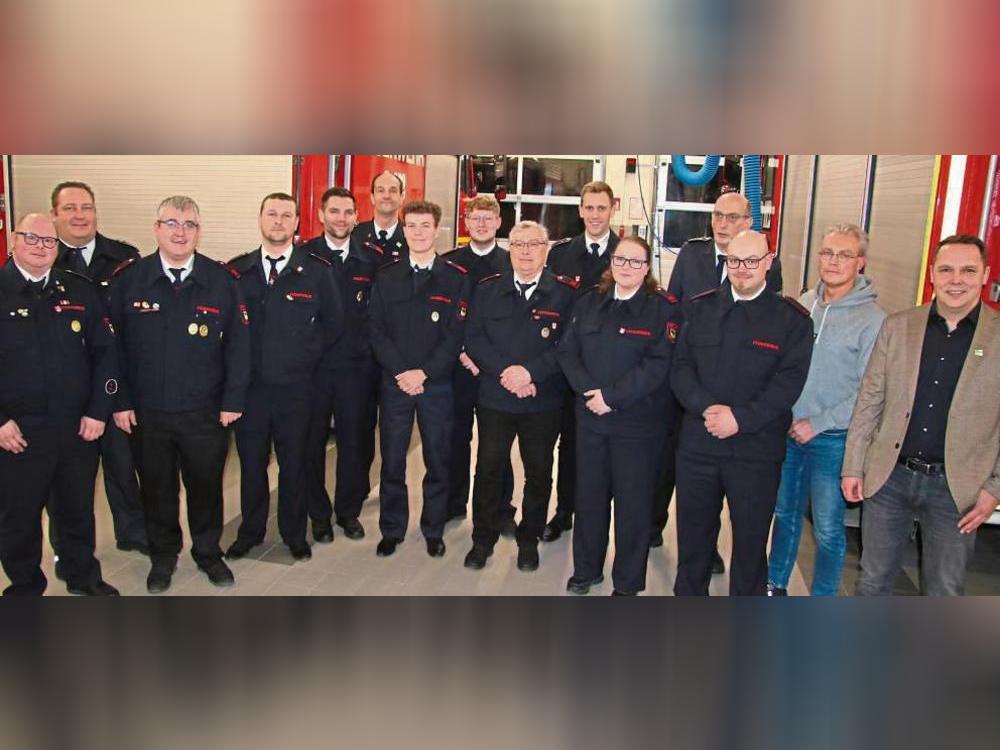 Gratulationen sprachen unter anderem Wehrleiter Rafael Schmidt (2.v.l.) und Gruppenführer Philipp Tillmann (l.) den beförderten und geehrten Kameraden aus. Foto: Feuerwehr Anröchte