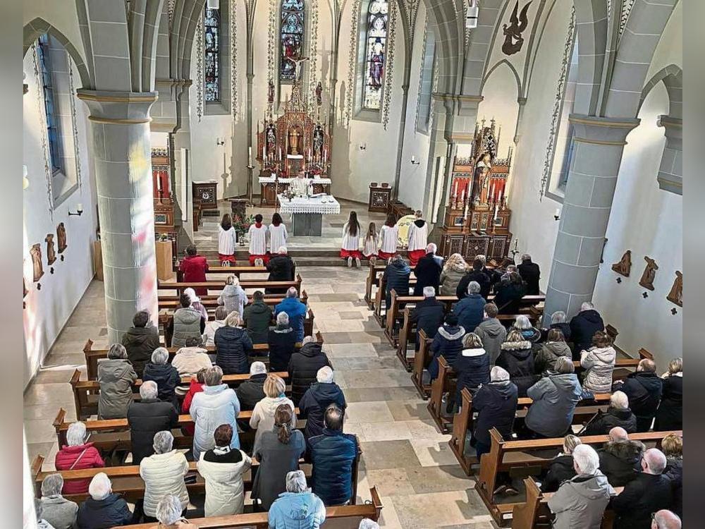 Nach etwa acht Monaten Renovierungszeit ist die St.-Antonius-Kirche in Oestereiden mit einem Gottesdienst offiziell wieder eingeweiht worden.