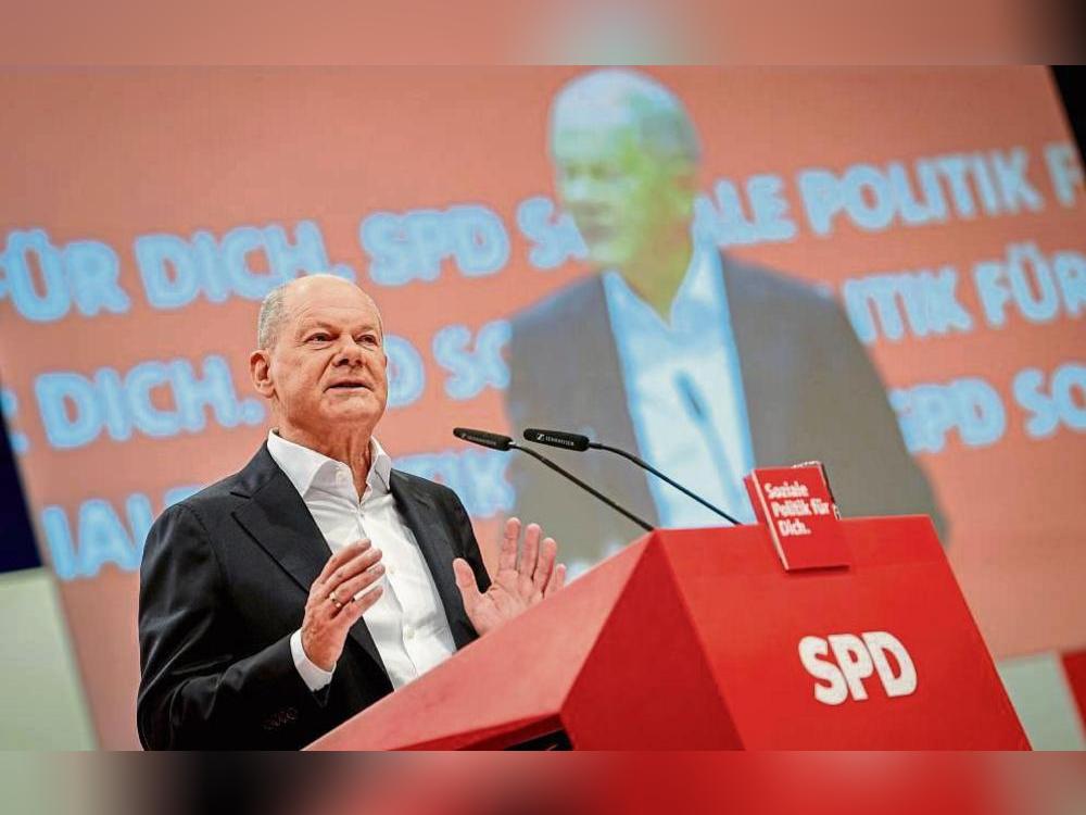 Er mischt noch mit: Ex-Kanzler Olaf Scholz (hier im Juni 2025 auf dem SPD-Bundesparteitag) sitzt weiter als Abgeordneter im Bundestag. Am Freitagabend spricht er im ausverkauften Lippstädter Stadttheater mit Autor und Stiftungsmanager Prof. Michael Göring. Foto: dpa