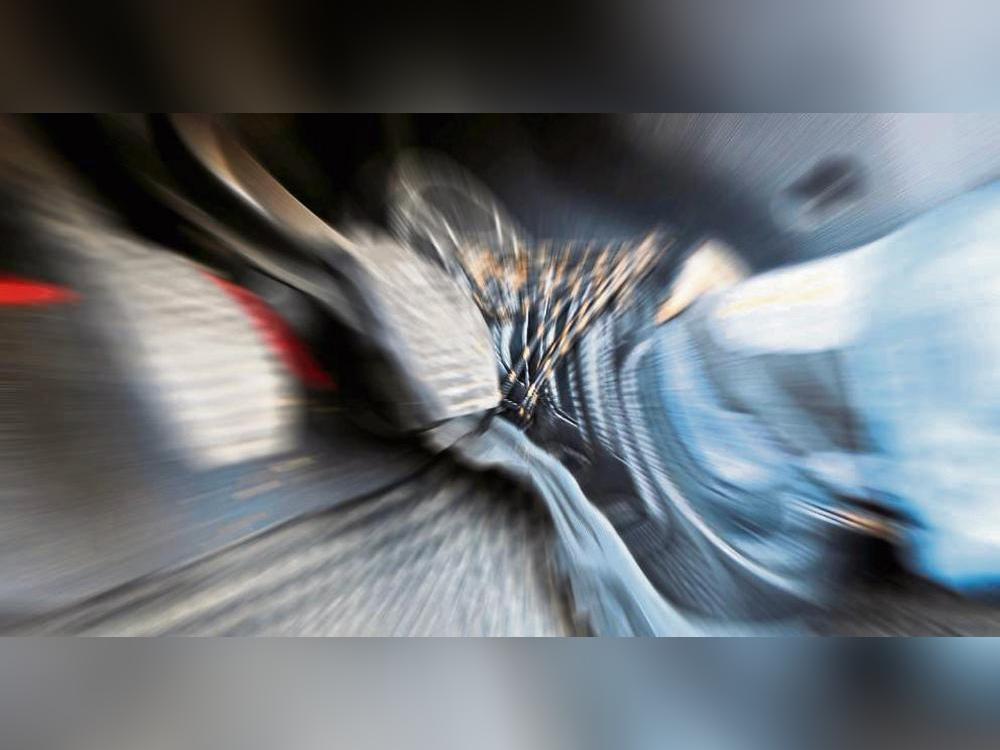 Bleifuß statt angepasstem Fahren: Die Jahresstatistik des Kreises zeigt, dass manch ein Verkehrsteilnehmer es mit dem Tempolimit nicht allzu genau nimmt. Symbolfoto: Judith Wedderwille (Kreis Soest)