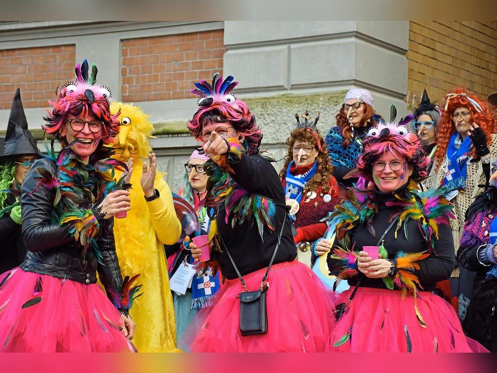 Kreative Gruppenkostüme dürfen beim Rathaussturm in Geseke nicht fehlen (wie hier 2025). Aber auch an anderen Orten in der Stadt wird an Weiberfastnacht gefeirt. Foto: Kossack