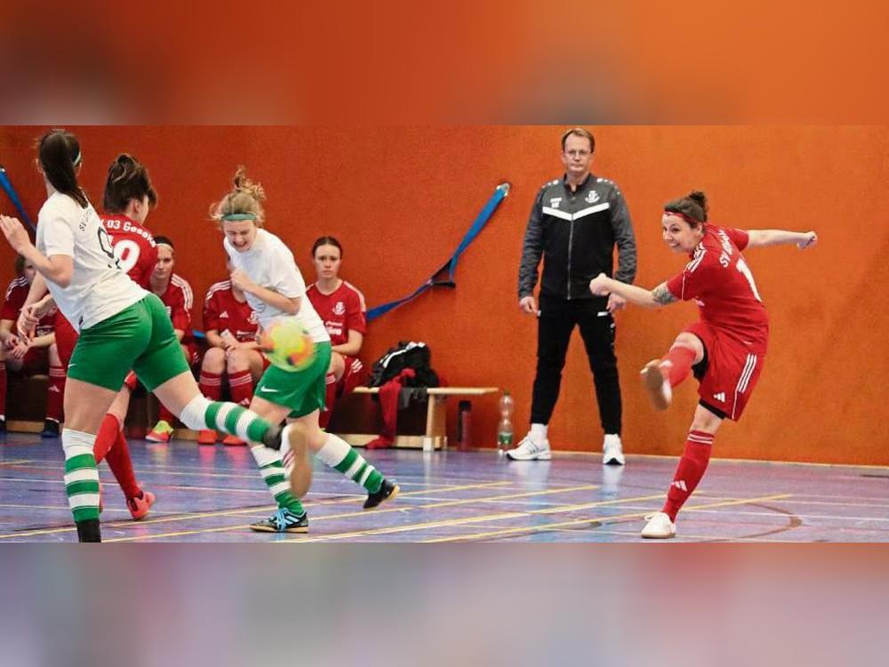 Erst im Finale gestoppt werden konnte der SV 03 Geseke (in Rot) im letzten Jahr vom Landesligisten Germania Stirpe. Beide Teams zählen auch diesmal zu den Favoriten. Foto: Uwe Feichtinger