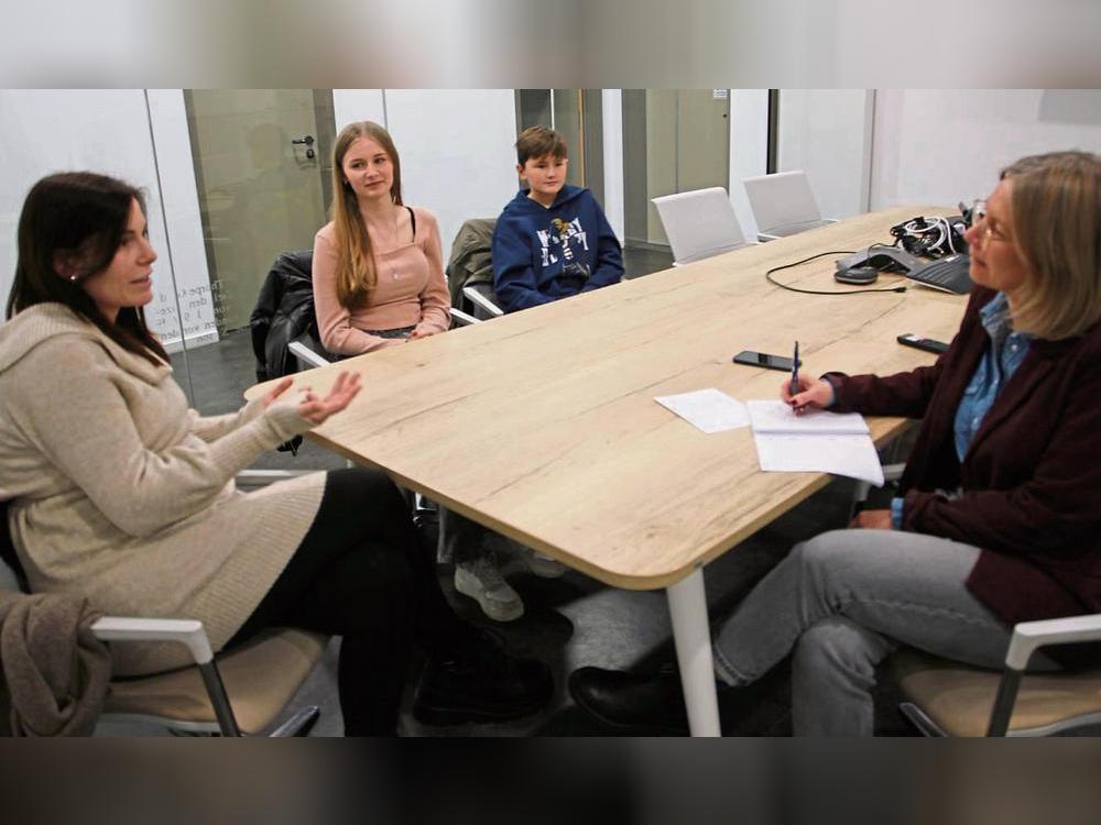 Susanne,Ylva und Aaron Romstadt (v.l.) im Gespräch mit Patriot-Redakteurin Kristina Rückert (r.). Foto: Bastian Puls