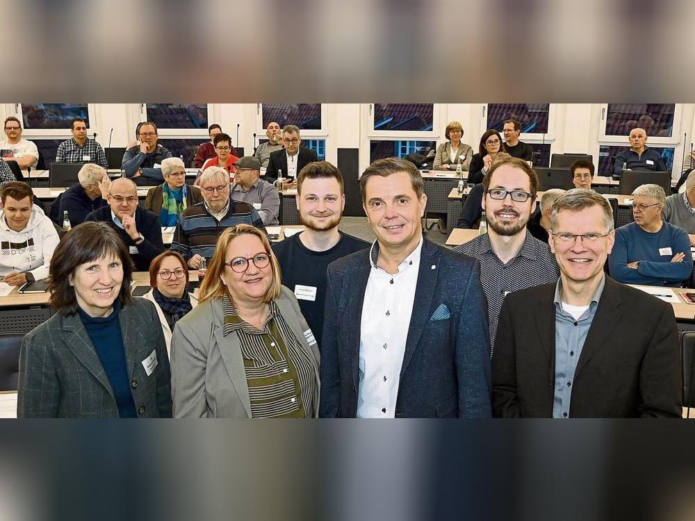 Über die zahlreiche Teilnahme am ersten Dorfworkshop des Kreises freuten sich (v. l.): Susanne Bracht (Veranstaltungsorganisatorin), Sabine Möglich-Bangemann (Dezernentin Bezirksregierung Arnsberg), Jonah Bäcker (Bezirksregierung Arnsberg), Oliver Pöpsel (Jury-Vorsizender Dorfwettbewerb 2024, MdB), Julian Schmidt (Abteilungsleiter Planung und Entwicklung) und Peter Franken (Kreisdezernent Regionalentwicklung). Foto: Kira Hönicke (Kreis Soest)