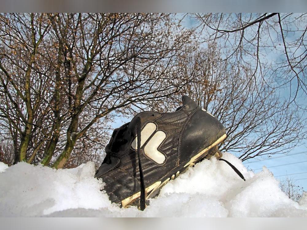 Schnee, Schnee und nochmals Schnee: Mit den Wetterverhältnissen haben auch die Kicker des SV Lippstadt aktuell zu kämpfen. Ob ihre Oberliga-Partie gegen die SpVgg Vreden am Sonntag wie geplant stattfinden kann, entscheidet sich am Freitag. Symbolfoto: Privat