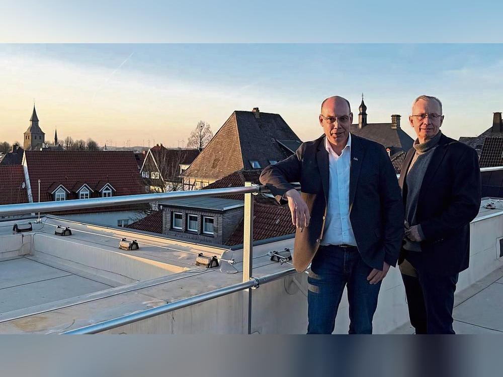 Auf anstehende Projekte im Jahr 2026 blickten Bürgermeister Peter Weiken (l.) und Beigeordneter Hubert Betten im Gespräch mit der Redaktion. Foto: Sarah Bsdurek