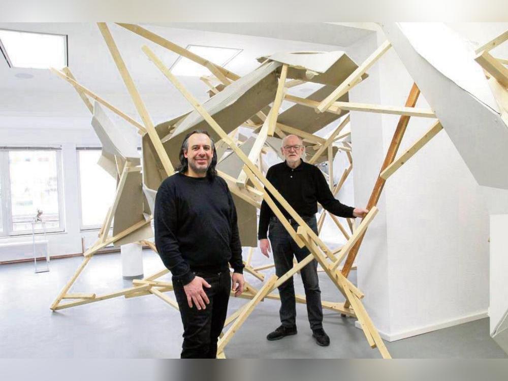Der Künstler Evangelos Papadopoulos und der Kunstvereinsvorsitzende Franz-Josef Laforet vor der zentralen Installation der Ausstellung „daydream structures“. Foto: Andreas Balzer