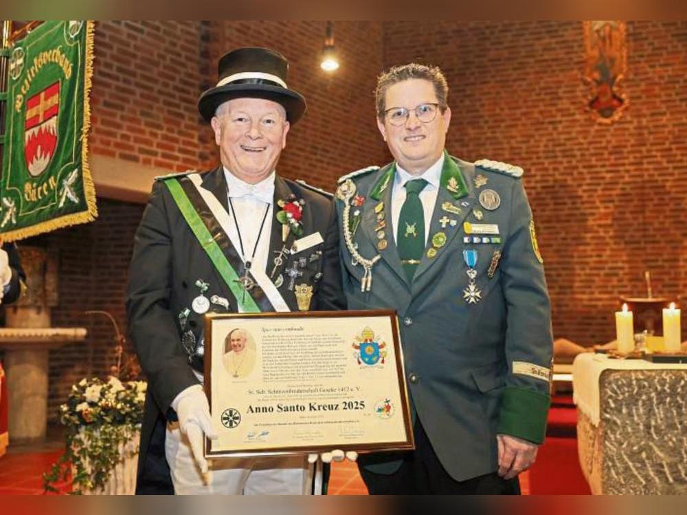 Diözesanbundesmeister Mario Kleinemeier (r.) überreichte Thomas Gockel die Urkunde. Foto: Benedikt Laame