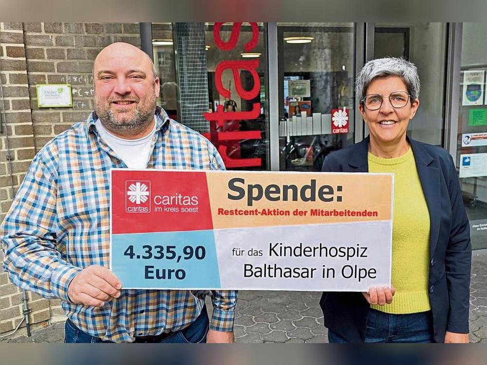 Sebastian Marx (Vorsitzender der Mitarbeitervertretung) und Caritas-Vorstand Bettina Wiebers freuen sich über die Spendenbereitschaft der Mitarbeitenden. Foto: Marcus Bottin (Caritas)