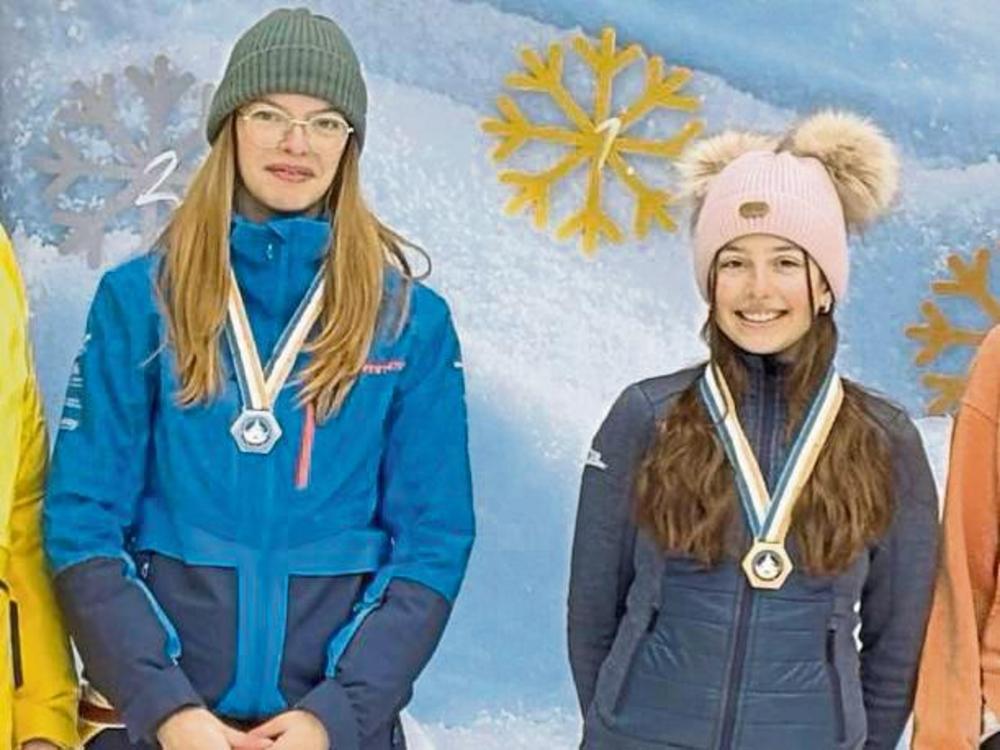 Westdeutsche Meisterin und westdeutsche Vizemeisterin: Rieke Stellmacher (l.) musste sich knapp ihrer Schwester Anni (r.) geschlagen geben. In Altastenberg im Sauerland wurden die Titelkämpfe der Alpinen ausgetragen.