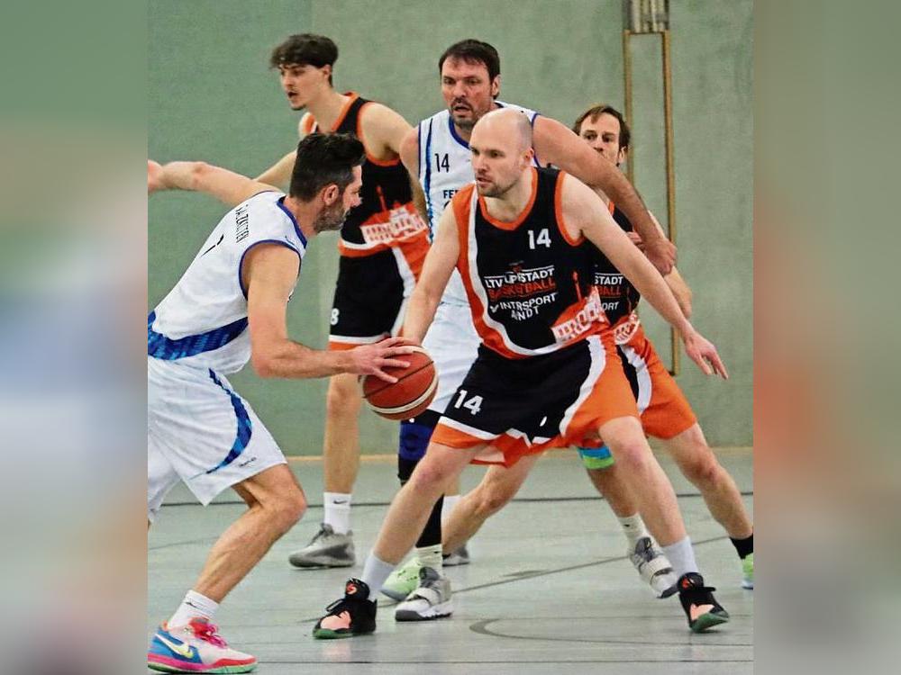 Ihre Niederlagenserie stoppen wollen die Basketballer des LTV Lippstadt (dunkle Spielkleidung) im Heimspiel gegen Münster. Allerdings ist der Kader etwas ausgedünnt. Foto: Uwe Feichtinger