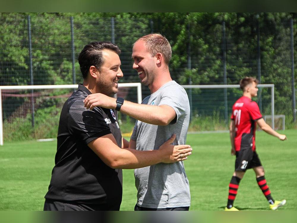 Am Sonntag gibt's ein Wiedersehen, sofern das Wetter mitspielt: Der SV Lippstadt und Regionalligist Sportfreunde Lotte – hier die beiden Trainer Felix Bechtold (l.) und Fabian Lübbers (r.) – haben kurzfristig ein Testspiel vereinbart. Anstoß auf dem Kunstrasenplatz am Bruchbaum ist um 13.30 Uhr. Foto: Thorsten Heinke