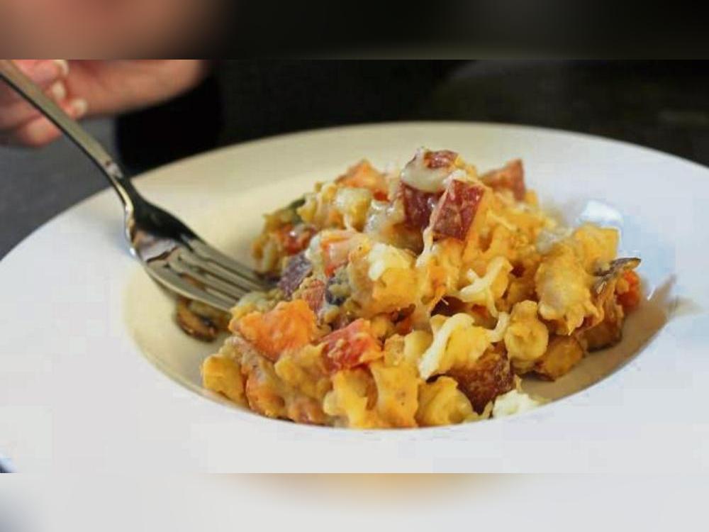 Schmeckt leckerer als es aussieht: cremige Linsen-Gemüse-Fusilli mit Räuchertofu.