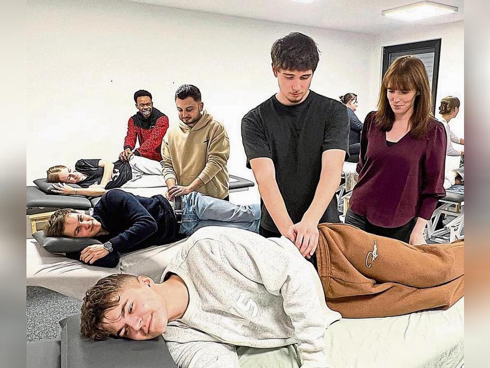 Im „praktischen Raum“ setzen die Azubis direkt praktisch um, was sie im Theorieunterricht gelernt haben. Schulleiterin Carina Kuckuck gibt Hilfestellung und Tipps. Foto: Anja Bsdurek