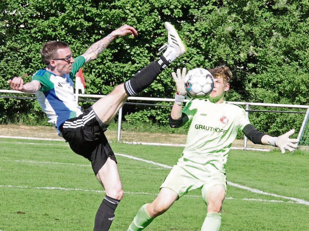 Beinahe hätte Tobias Hoffmann für Geseke noch das 3:1 erzielt, doch RWM-Keeper Felix Pekruhl konnte abwehren und sorgte mit einem weiten Abschlag noch für das 2:2. Foto: Schlink