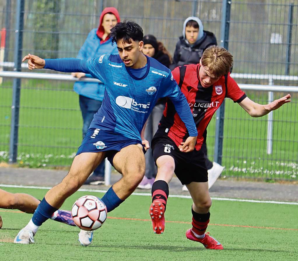 Die B-Junioren des SV Lippstadt (in Rot) präsentieren sich in der Westfalenliga-Rückrunde in absoluter Topform. Das 5:2 gegen Paderborn war der vierte Sieg in Serie. Foto: Feichtinger