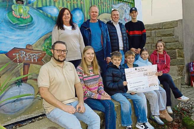 1000 Euro aus dem Erlös des Sponsorenlaufs des Friedrich-Spee-Gymnasiums bekam der „treff“ in Rüthen. Foto: Marcus Kloer